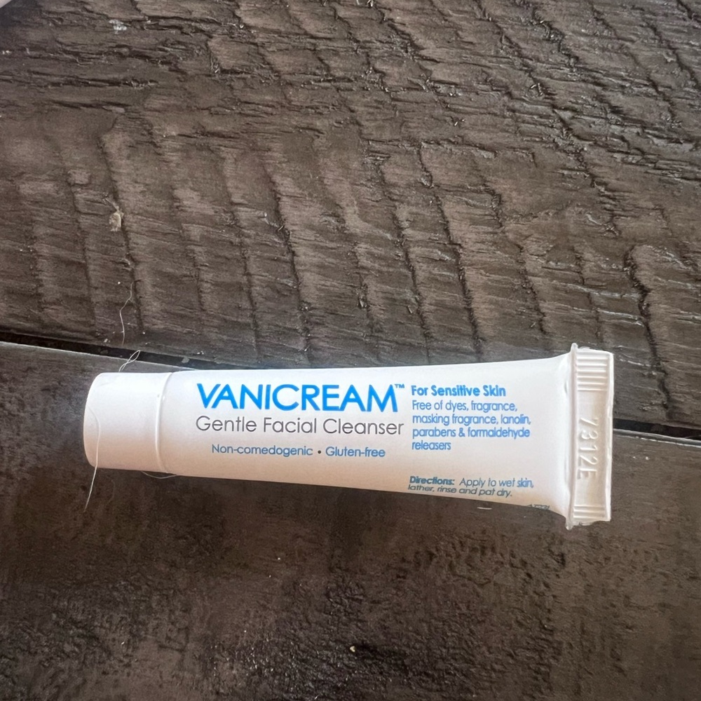 VANICREAM
AT For Sensitive Skin
Gentle Facial Cleanser
Sample  0.21 oz
Brand New